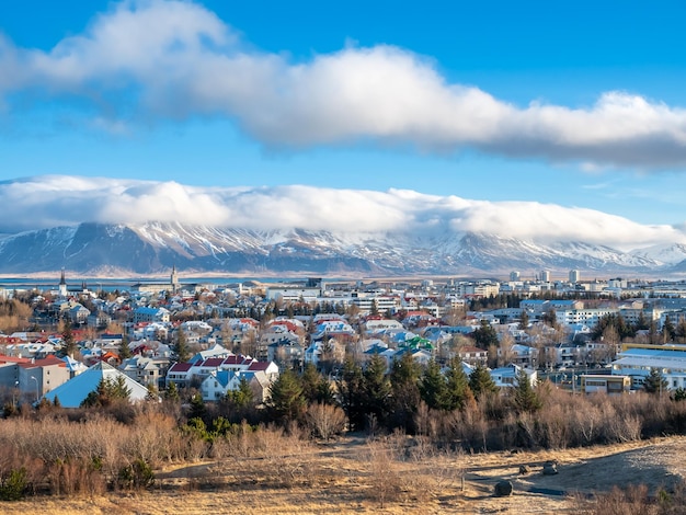 Paisaje urbano de Reykjavik, capital de Islandia desde el mirador de la cubierta del Observatorio Perlan