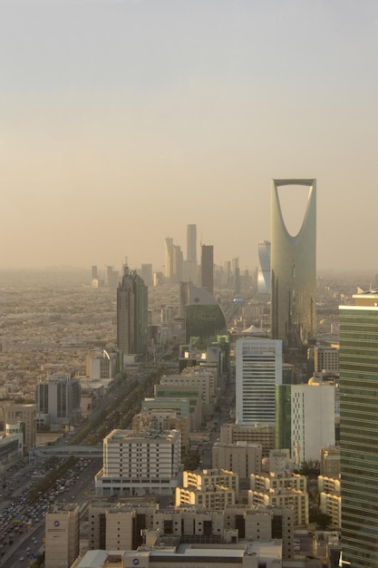 Foto paisaje urbano de riad al atardecer en arabia saudita