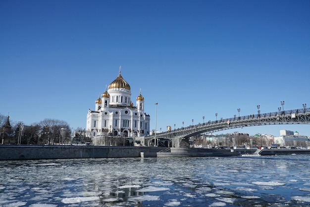 El paisaje urbano del río Moscú y el templo de Cristo Salvador