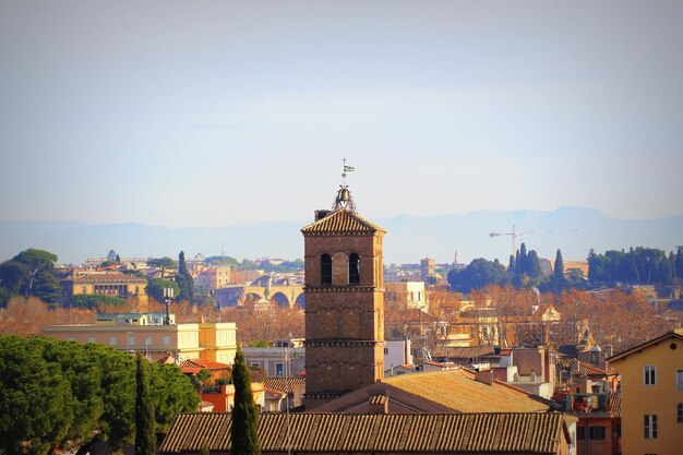 Paisaje urbano de Roma, Italia, una vista con la torre de la iglesia de Santa María en Trastevere