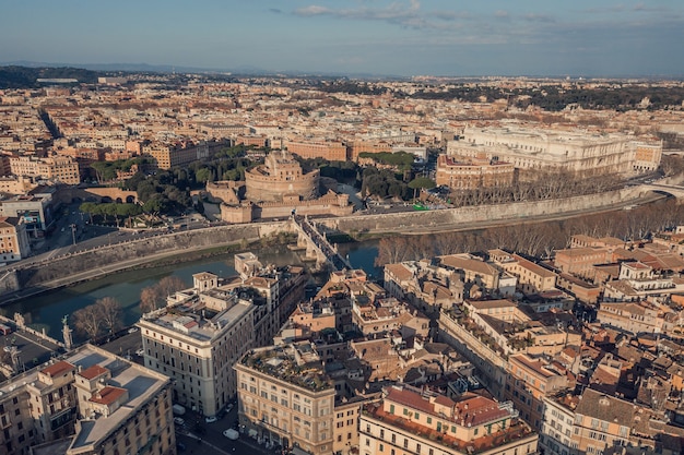 Paisaje urbano de Roma, vista aérea. Castillo de San Angelo, puentes y río Tíber