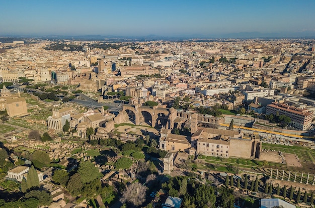 Paisaje urbano de Roma. Vista aérea de las ruinas romanas de ancinet