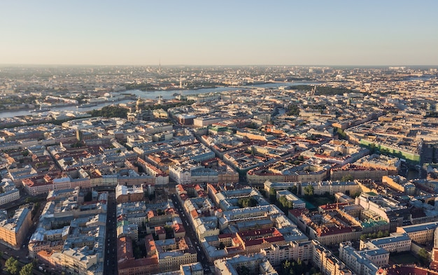 Paisaje urbano de San Petersburgo, una de las ciudades más grandes de Rusia. Vista aérea