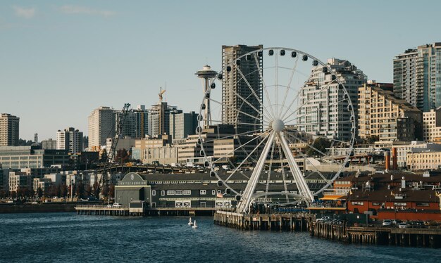 Paisaje urbano de Seattle con rueda de ferry