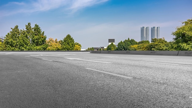 Paisaje urbano sereno con cielos despejados y exuberante vegetación
