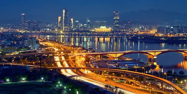 Paisaje urbano de Seúl en Crepúsculo, Corea del Sur.