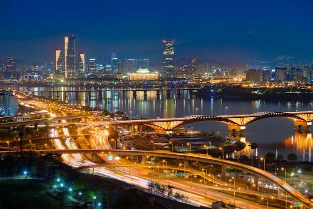 Paisaje urbano de Seúl en el crepúsculo, Corea del Sur.