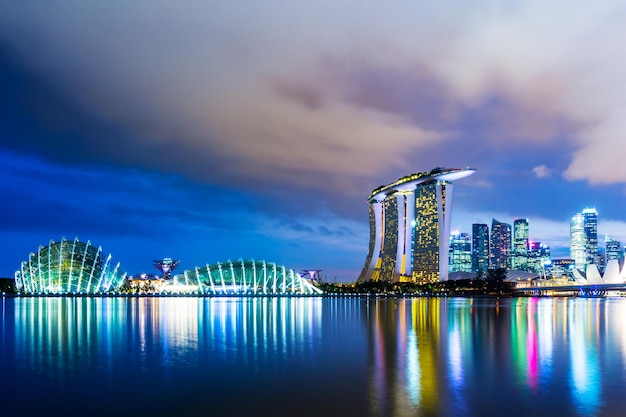 Paisaje urbano de Singapur en la noche