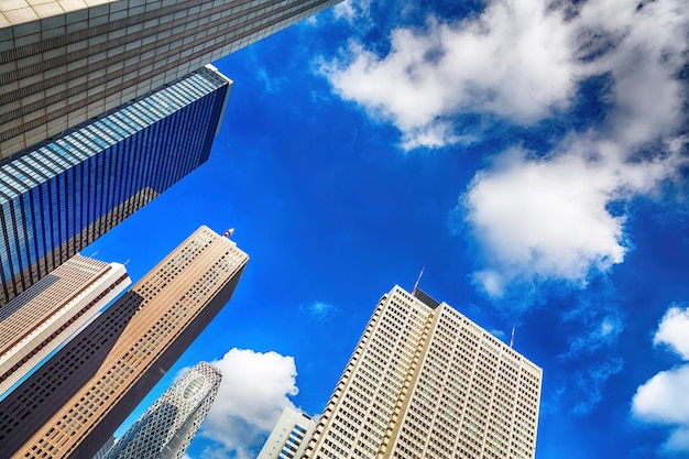 Paisaje urbano de Tokio con edificios de oficinas de gran altura Cielo azul y fondo de nubes y procesamiento HDR