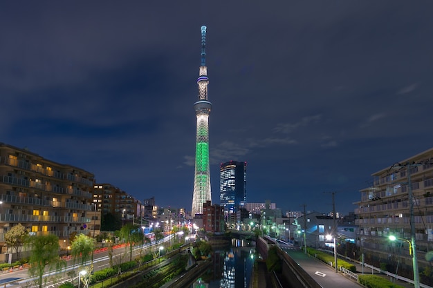 Paisaje urbano de Tokio, Japón con el Skytree.