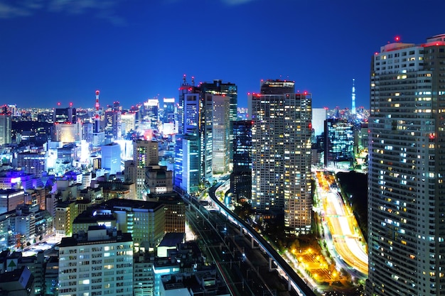 Paisaje urbano de Tokio en la noche