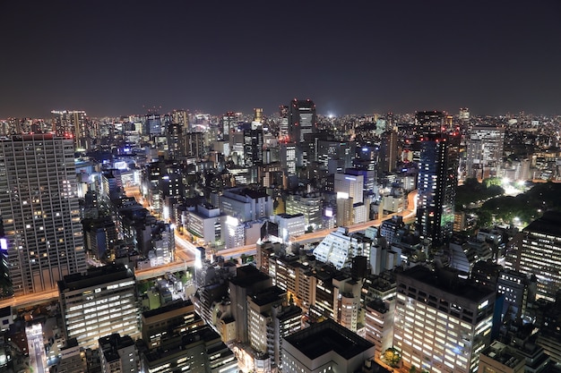 Paisaje urbano de Tokio en la noche