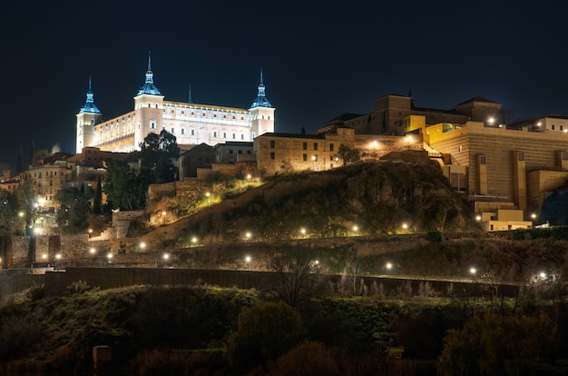 Paisaje urbano de Toledo en la noche. Toledo, España.