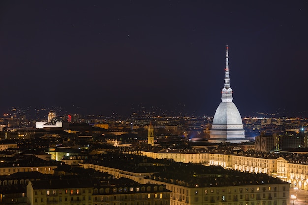 Paisaje urbano de Torino (Turín, Italia) de noche con cielo estrellado