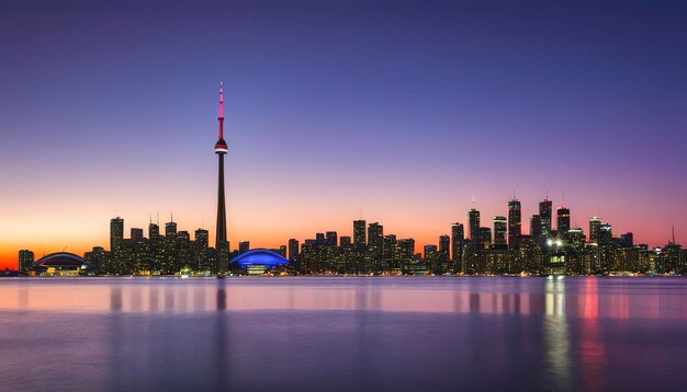 Paisaje urbano de Toronto en el crepúsculo con la Torre CN