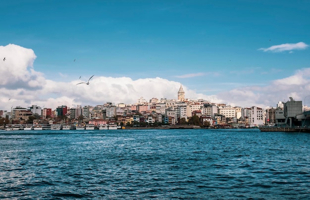 Paisaje urbano con la Torre de Galata y coloridos edificios Estambul Turquia