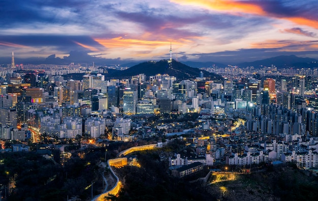 Paisaje urbano de la torre N de Seúl y la ciudad de Seúl desde la cima de la montaña Corea del Sur