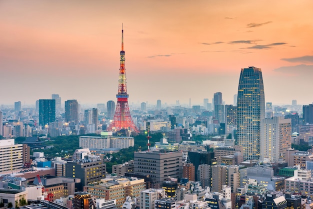 Paisaje urbano y torre de Tokio Japón después de la puesta del sol