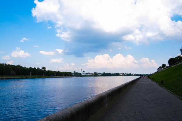 Paisaje urbano de Tver en el río Volga con puentes en el verano de Rusia