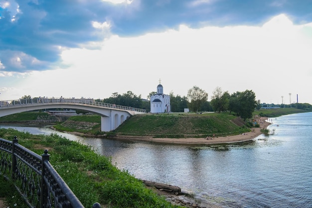 Foto paisaje urbano de tver en el río volga con puentes en el verano de rusia