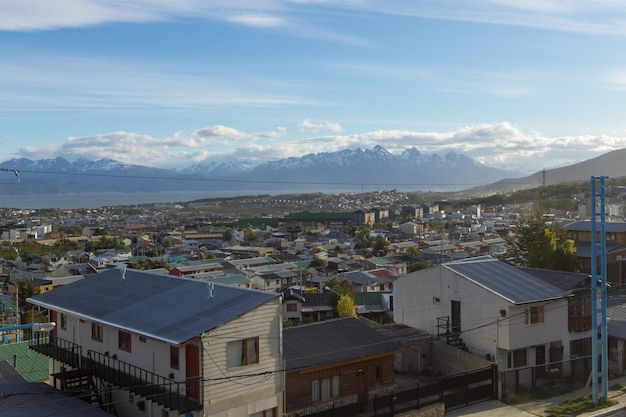 Paisaje urbano de Ushuaia durante un día soleado Argentina