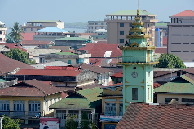 Paisaje urbano con una vieja torre en Myanmar