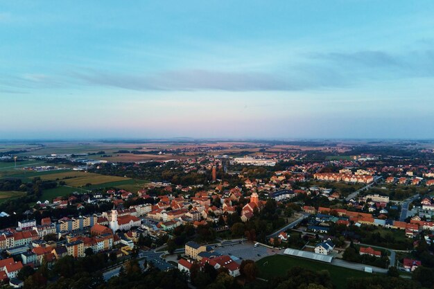 Paisaje urbano de vista aérea de la pequeña ciudad europea