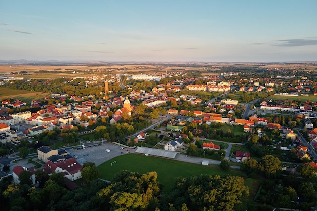 Paisaje urbano de la vista aérea de la pequeña ciudad europea