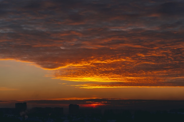 Paisaje urbano con vívido amanecer ardiente