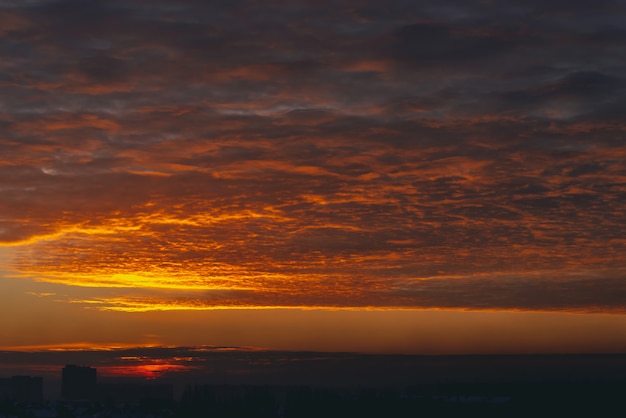 Paisaje urbano con vívido amanecer ardiente