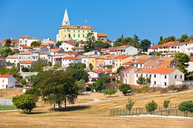 Foto paisaje urbano de vrsar, istria, croacia. tiro horizontal