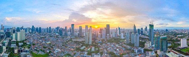 Paisaje urbano de Yakarta al atardecer durante Covid19