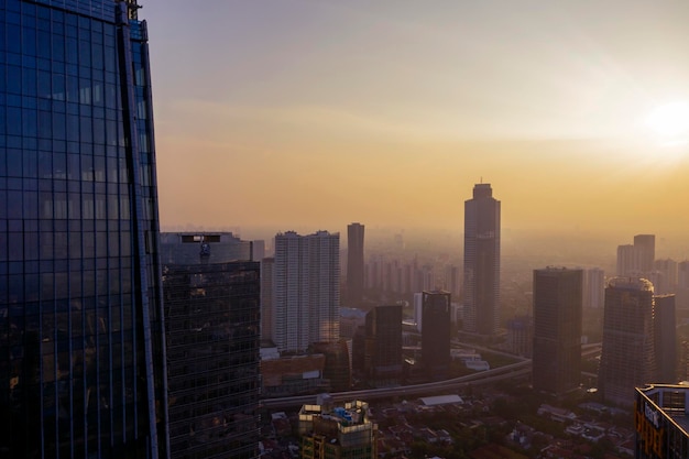 Paisaje urbano de Yakarta con edificios altos al amanecer