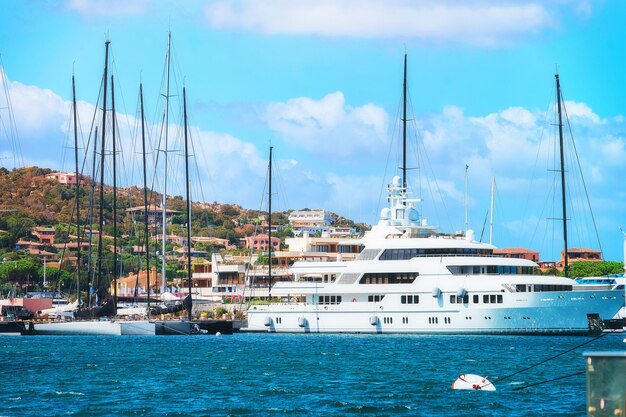 Paisaje urbano con yates de lujo en el puerto deportivo de Porto Cervo resort, Costa Smeralda Sardina en Italia.