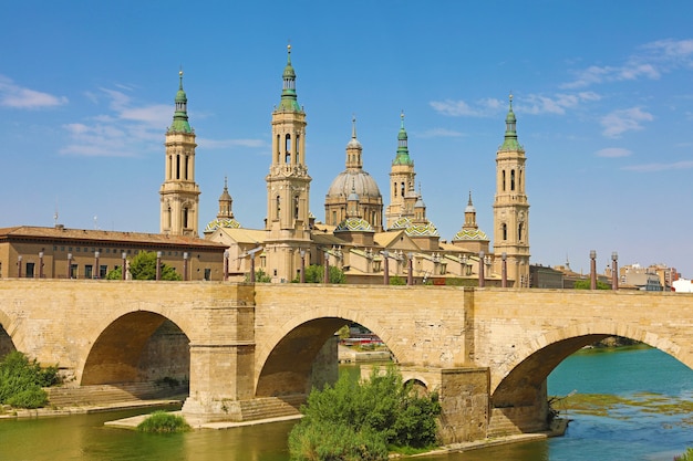 Paisaje urbano de Zaragoza con el puente Puente de Piedra