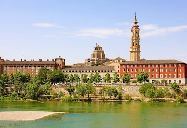Paisaje urbano de Zaragoza con el río Ebro, Aragón, España