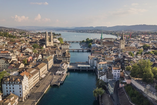 Paisaje urbano de Zurich, la ciudad más grande de Suiza. Vista aérea