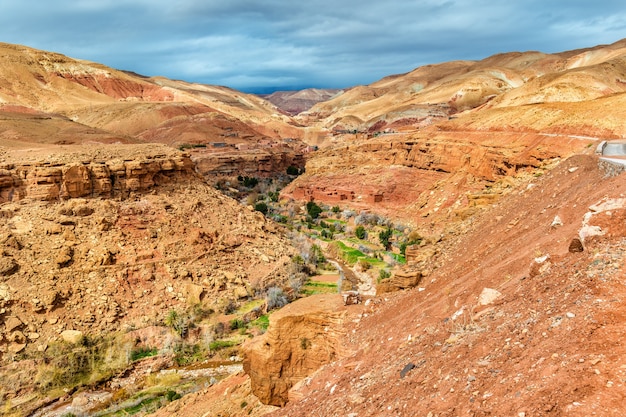 Foto paisaje del valle de asif ounila, el camino de las kasbahs en las montañas del alto atlas - marruecos.