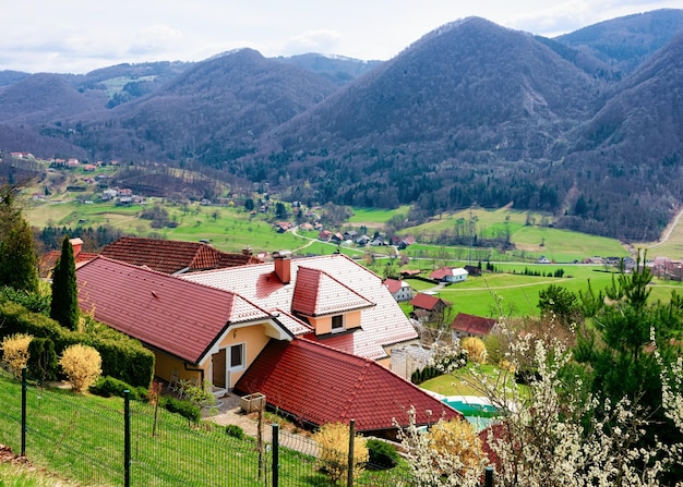 Paisaje del valle y del casco antiguo de Celje en Eslovenia. Arquitectura en la colina verde en Slovenija. Montañas de los Alpes en el fondo.