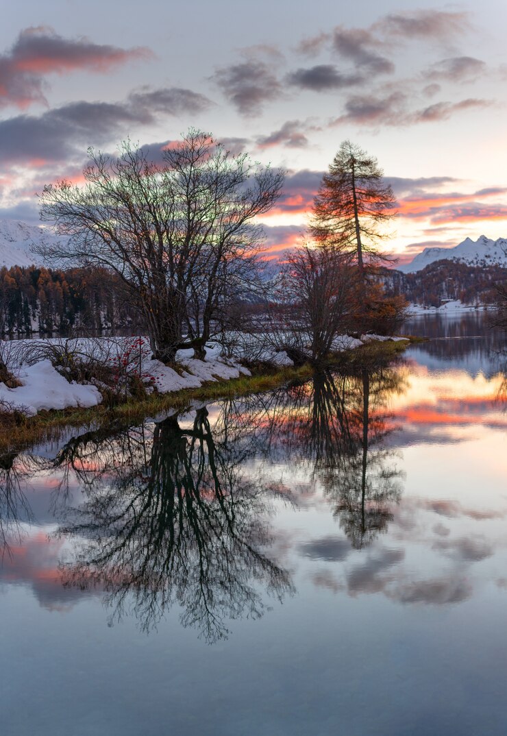 Paisaje del valle de Engadina en los Alpes suizos al atardecer
