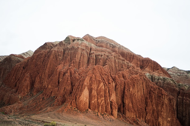 Foto paisaje del valle de las montañas. paisaje de montaña rocosa. montañas de altai.