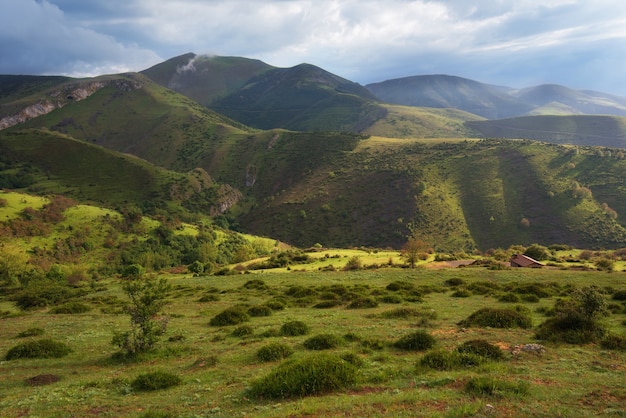 Paisaje del valle con los rayos del sol en La Rioja, España.