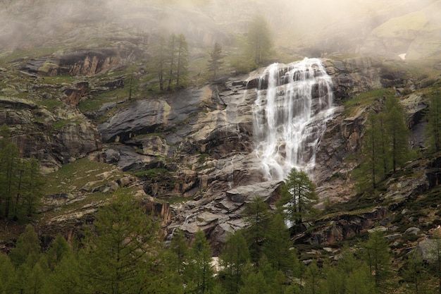 Foto paisaje en el valle de valsavarenche en el parque nacional de gran paradiso, italia