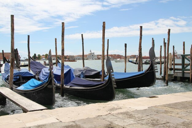 Paisaje veneciano con góndolas y pilotes de amarre