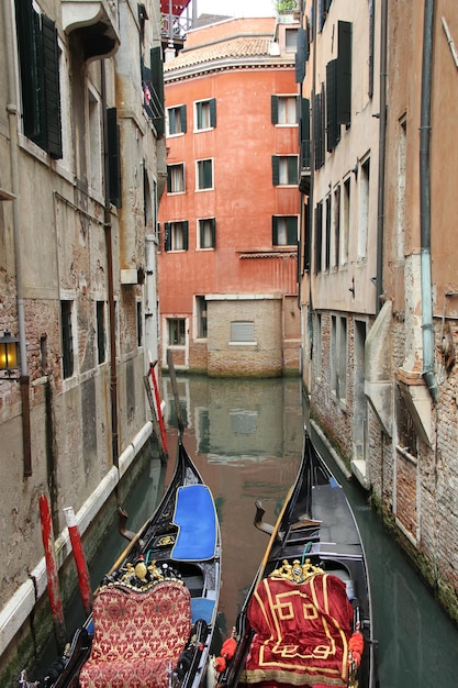 Paisaje veneciano con góndolas.