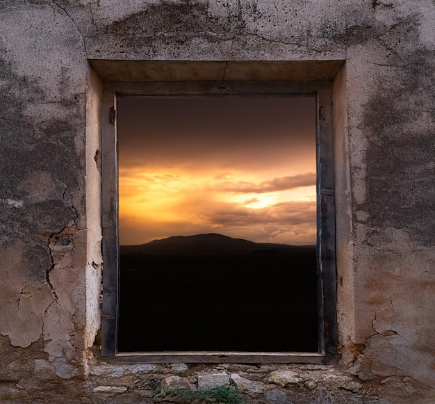 Foto paisaje desde la ventana de la vieja fabrica