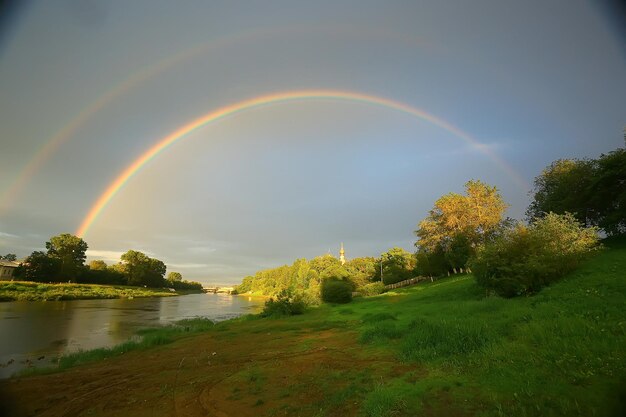 paisaje de verano con un arco iris