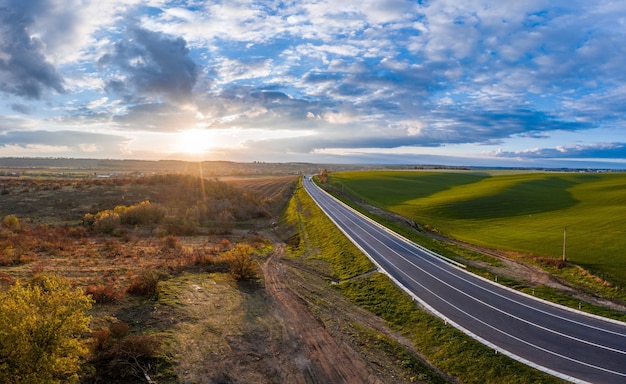 Paisaje de verano con campo verde con tráfico en la carretera en Ucrania.