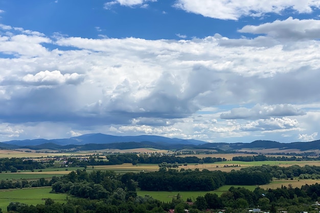 Paisaje de verano campos y montañas desde arriba Polonia Klodzko