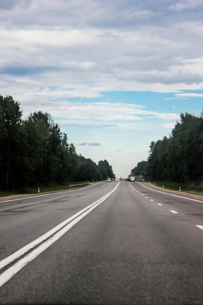 Paisaje de verano en la carretera